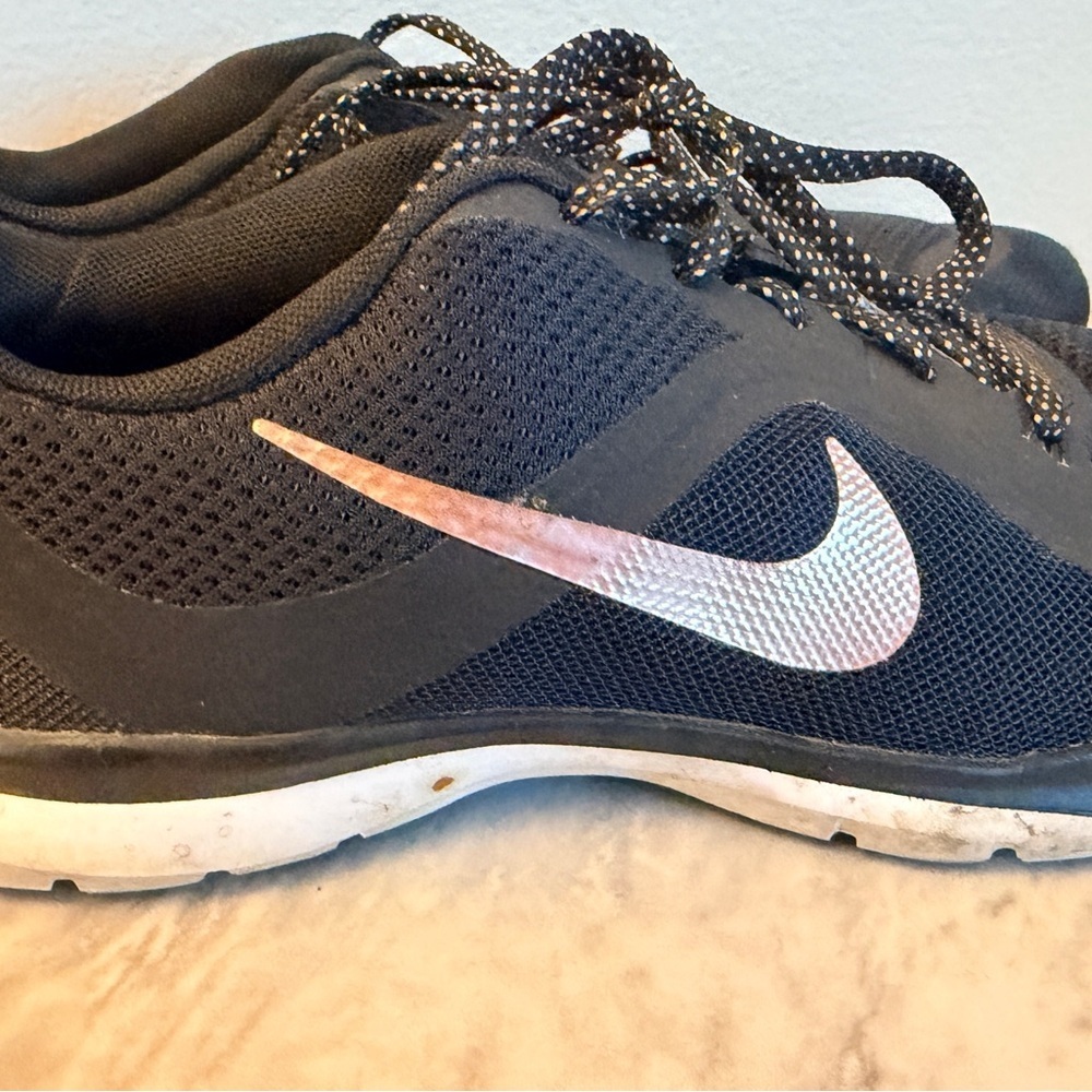 Nike Women’s Running Shoes – Black / Rose Swoosh – Size US 9 - Picture 4 of 7